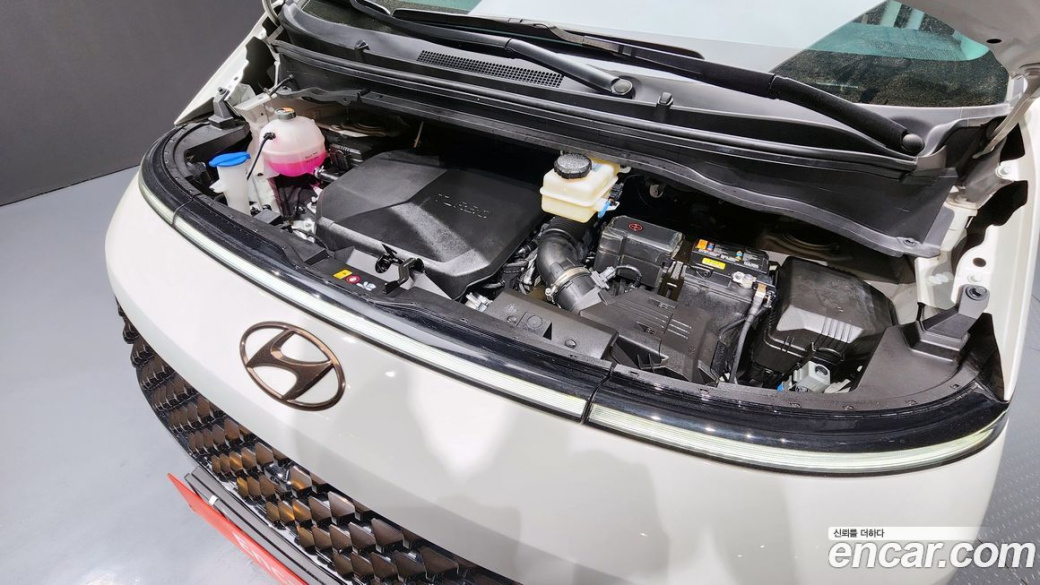 Hyundai Staria 4WD Lounge 9-Seater, 2023