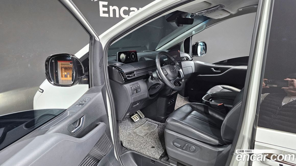 Hyundai Staria Lounge 9-Seater, 2022