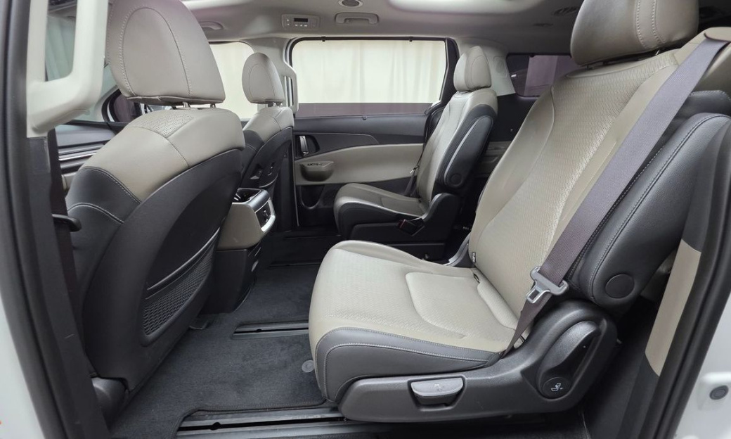 Kia Carnival 7-Seater Outdoor, 2025