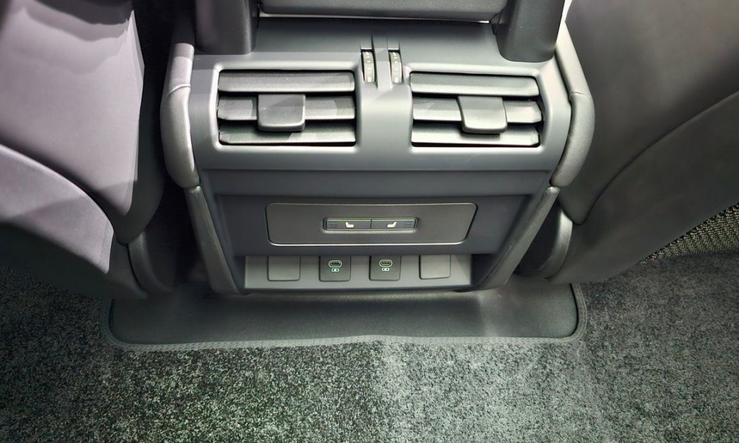 Land Rover Defender 90 D250 X-Dynamic SE, 2025