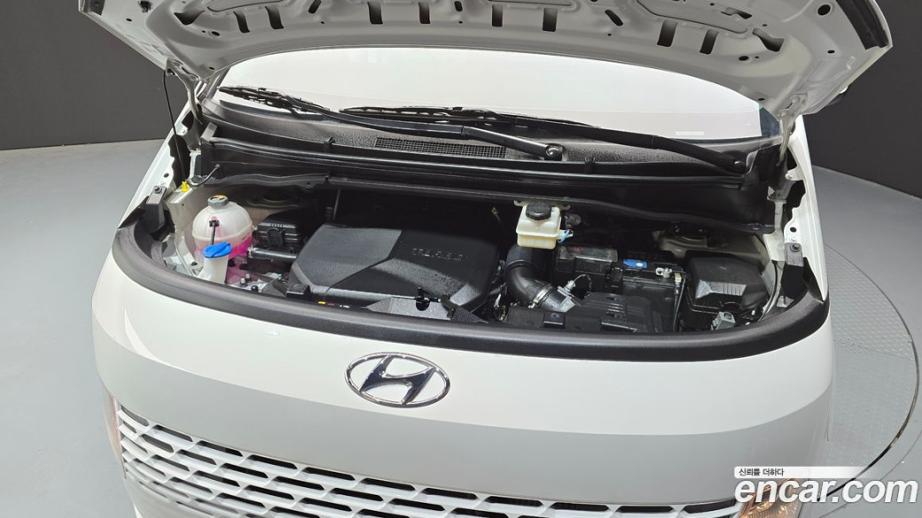 Hyundai Staria Wheel Chair Lift/Slope, 2023