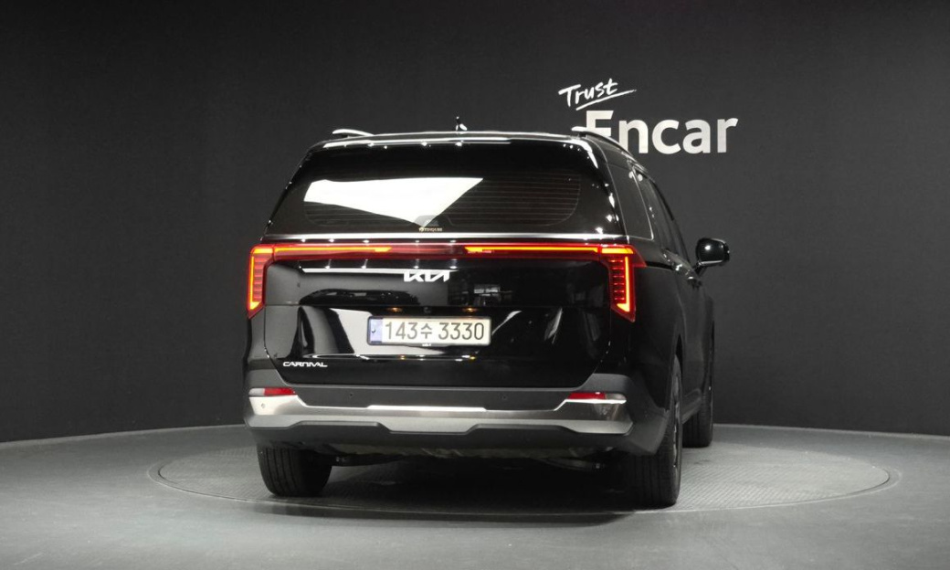 Kia Carnival 7-Seater Outdoor, 2025