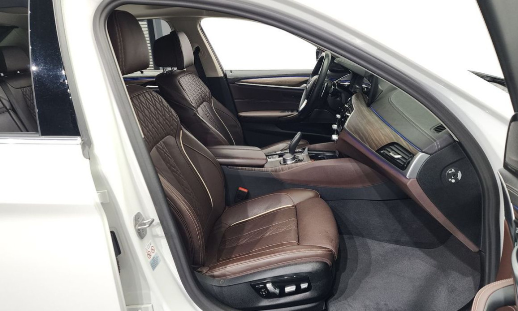 BMW 5-Series 530i Luxury, 2023