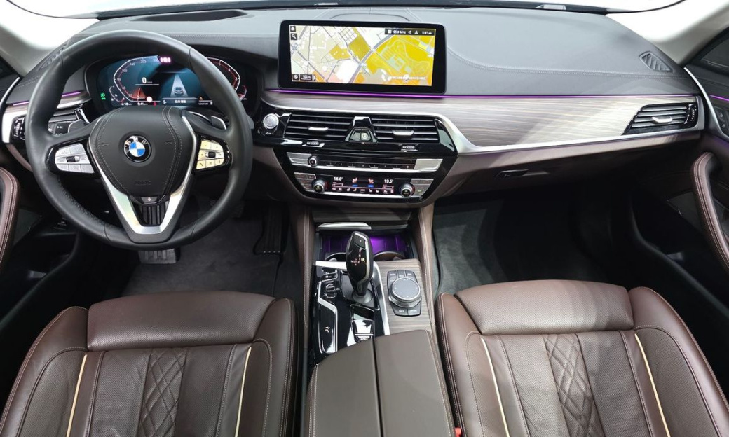 BMW 5-Series 530i xDrive Luxury, 2022