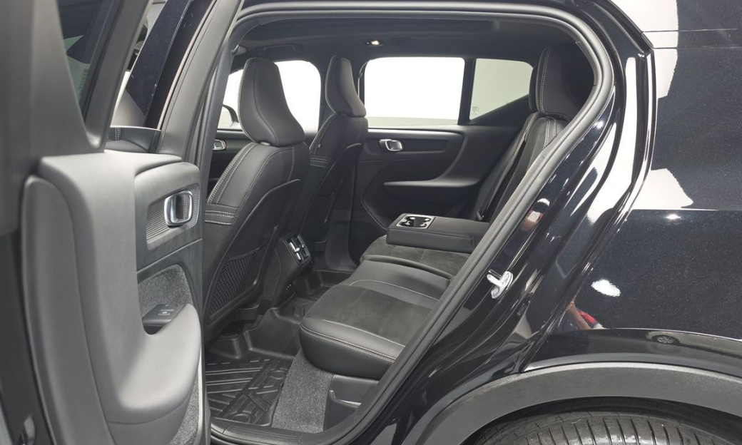 Volvo XC40 B4 Black Edition, 2025