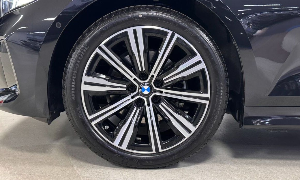BMW 3-Series 320i, 2025