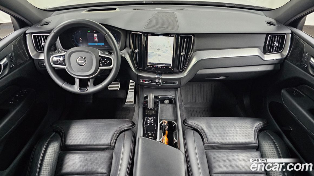Volvo XC60 B6 R-Design, 2022
