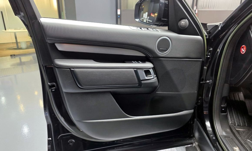 Land Rover Discovery P360 R-Dynamic SE, 2023