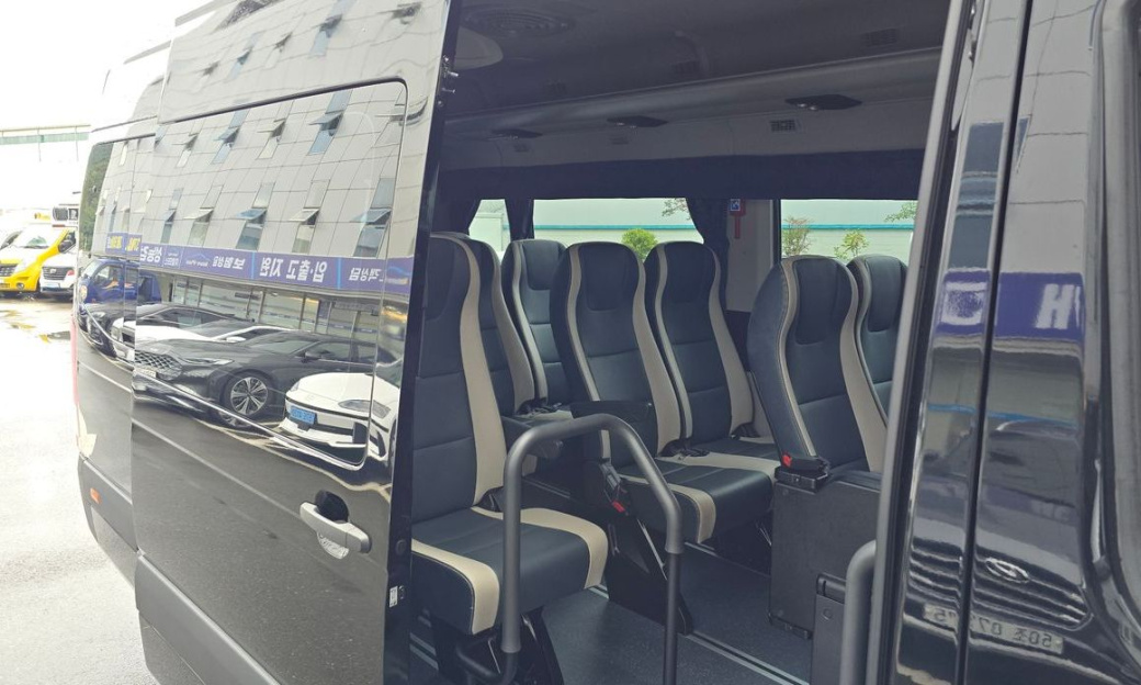 Hyundai Solati 16-seater, 2024