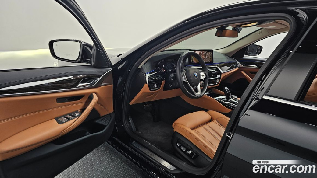 BMW 5-Series 520i Luxury, 2023