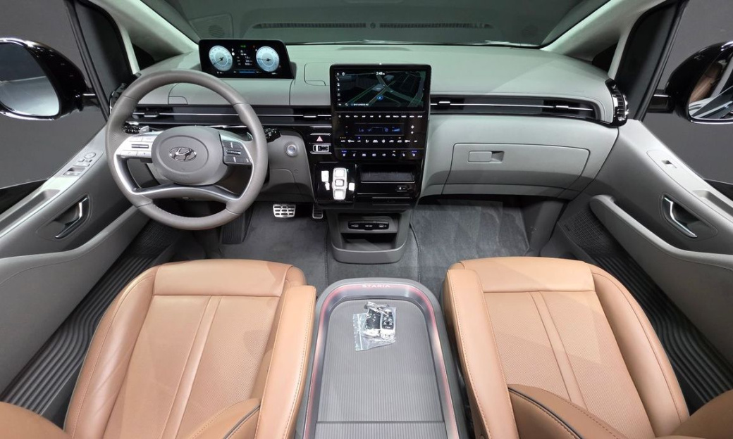 Hyundai Staria 4WD Lounge 9-Seater, 2023