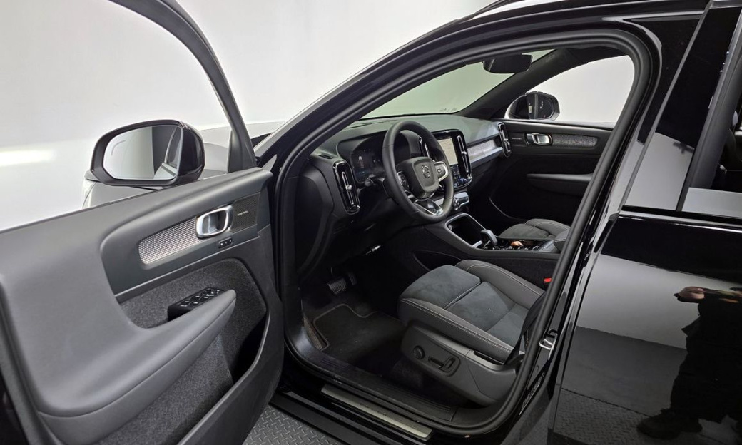 Volvo XC40 B4 Black Edition, 2025