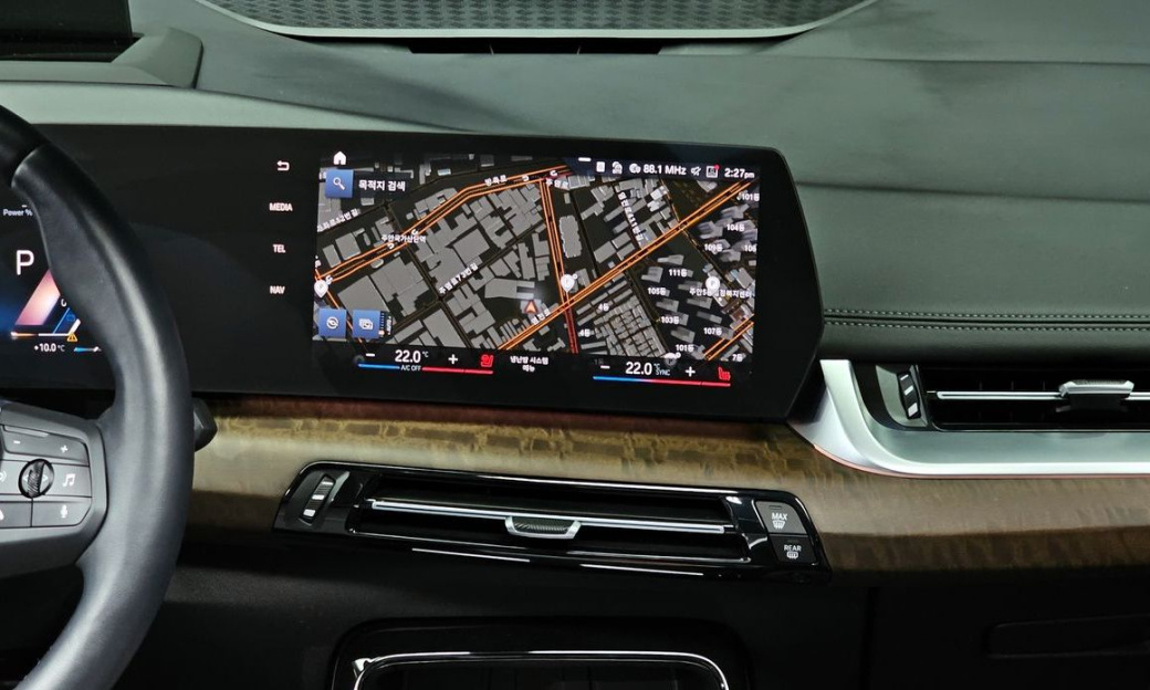 BMW 2-Series 220i Luxury, 2023