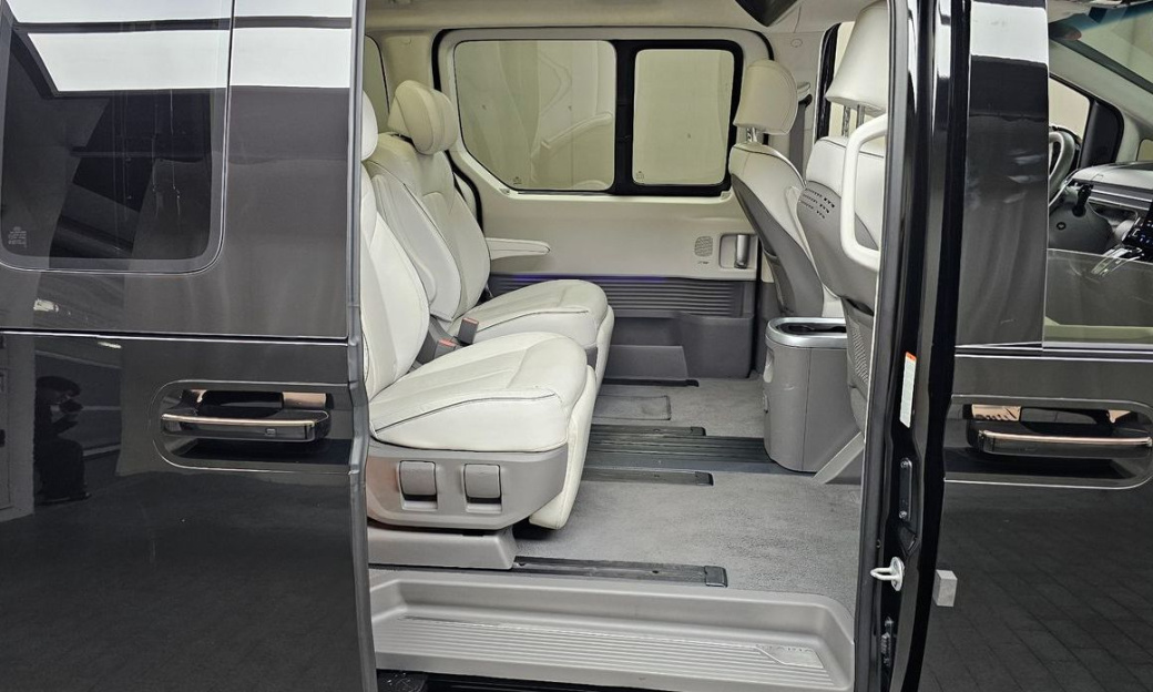 Hyundai Staria 4WD Lounge 7-Seater, 2022