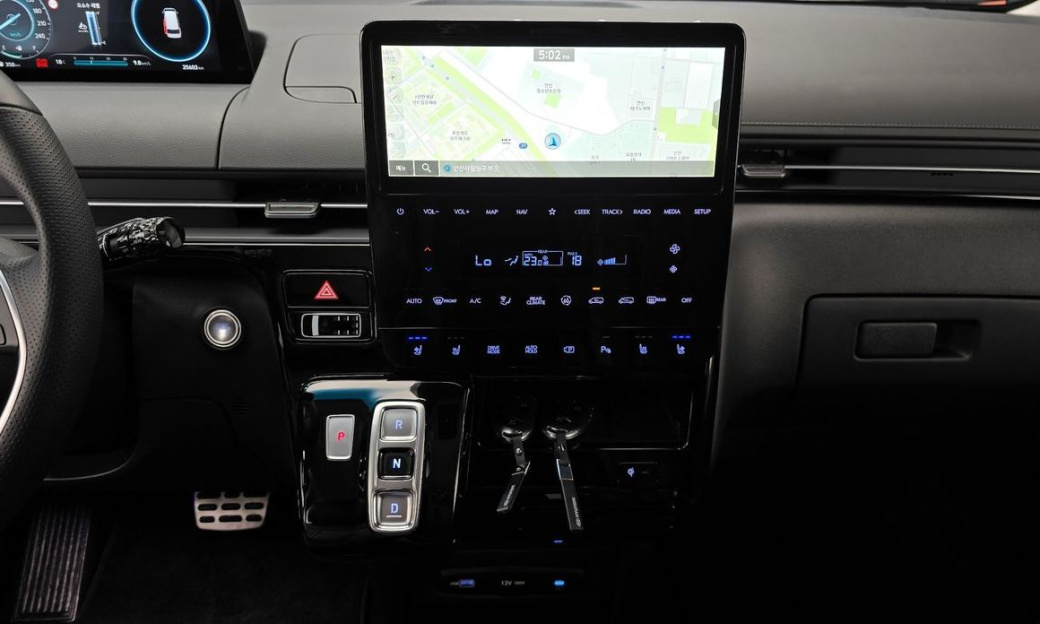 Hyundai Staria 4WD Lounge 9-Seater, 2025