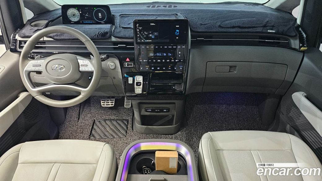 Hyundai Staria 4WD Lounge 9-Seater, 2023