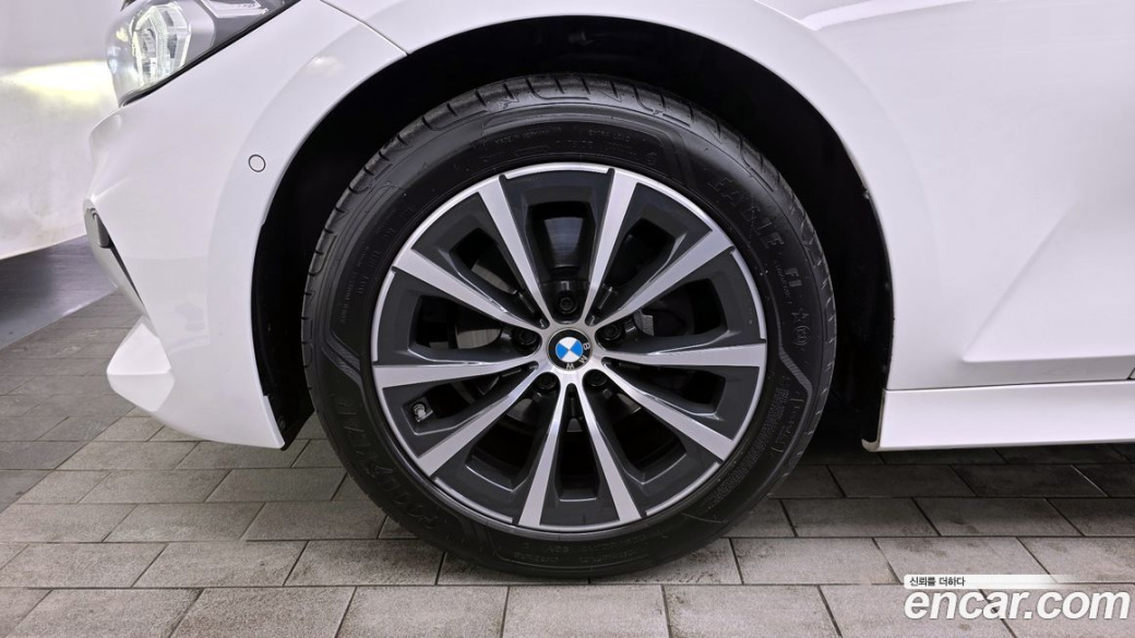 BMW 3-Series 320i, 2023