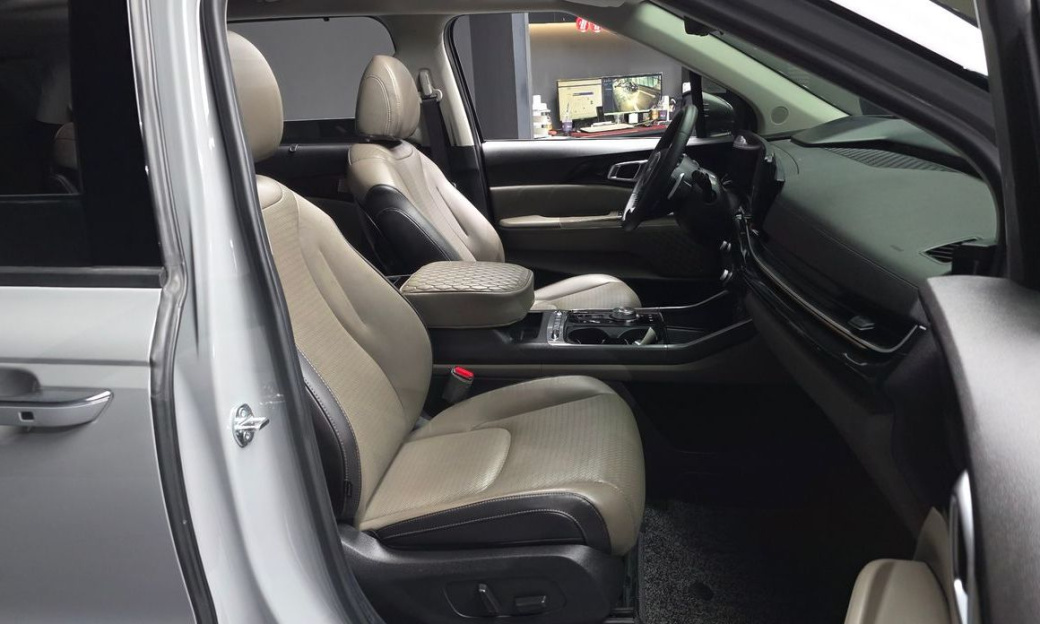 Kia Carnival 9-Seater Gravity, 2024