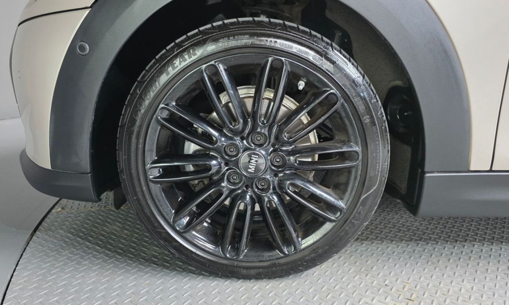 Mini Cooper Classic Plus Launch Pack, 2024