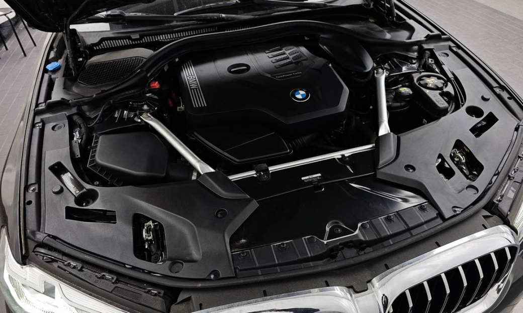 BMW 5-Series 530i Luxury, 2022