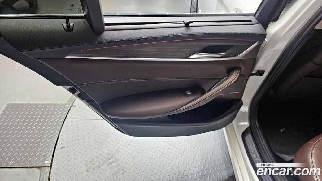 BMW 5-Series 530i Luxury, 2023