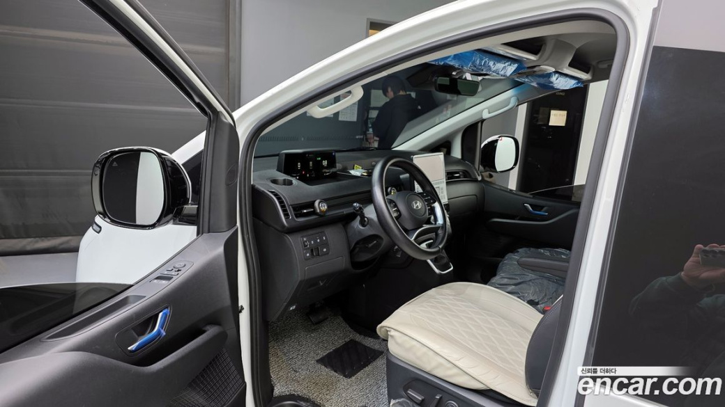 Hyundai Staria 4WD Tourer 9-Seater, 2025