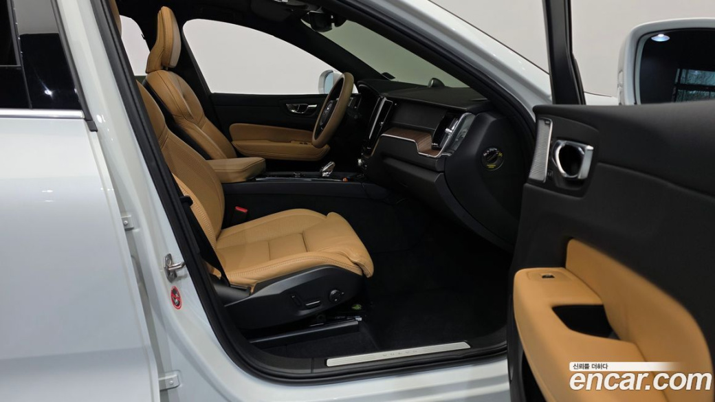 Volvo XC60 B6 Inscirtion, 2022
