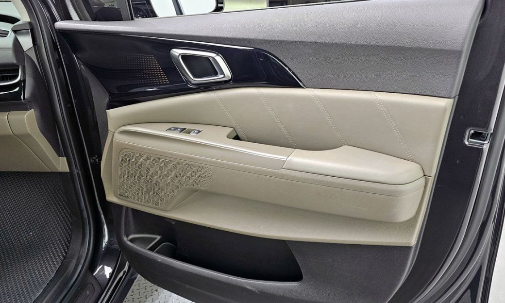 Kia Carnival 9-Seater Gravity, 2025