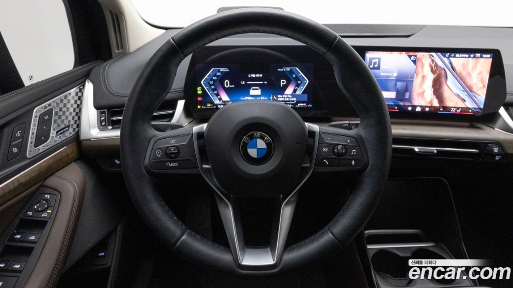 BMW 2-Series 220i Luxury, 2024