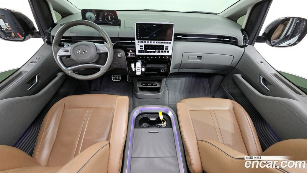 Hyundai Staria 4WD Lounge 7-Seater, 2022