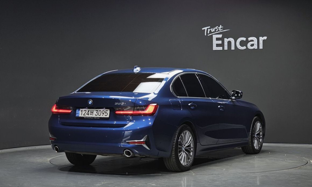 BMW 3-Series 320i Luxury, 2022