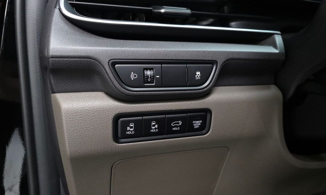 Kia Carnival 7-Seater Outdoor, 2025