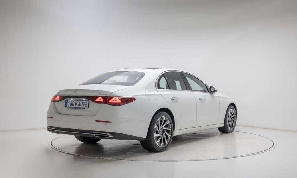 Mercedes-Benz E-Class E300 4MATIC Exclusive, 2026