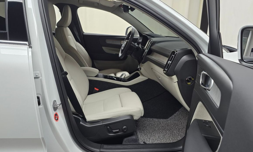 Volvo XC40 B4 Ultra Bright, 2025