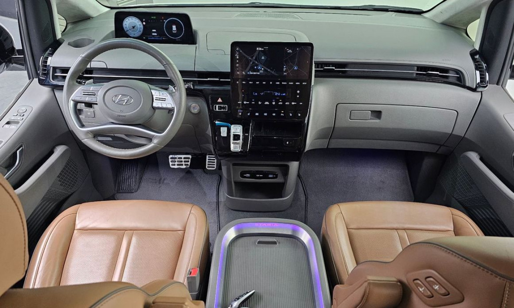 Hyundai Staria Lounge 9-Seater, 2022