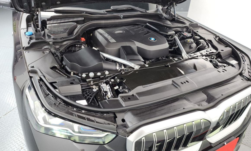 BMW 5-Series 520i M Sport, 2025