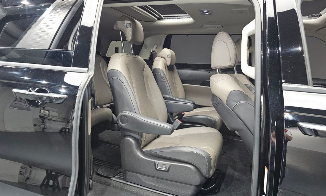 Kia Carnival 9-Seater Gravity, 2025