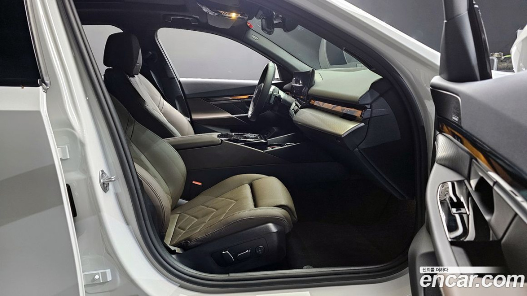 BMW 5-Series 520i M Sport, 2025