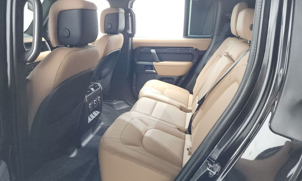 Land Rover Defender 110 D300 X-Dynamic HSE, 2025