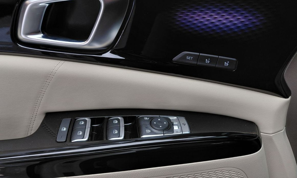 Kia Carnival 7-Seater Signature, 2023