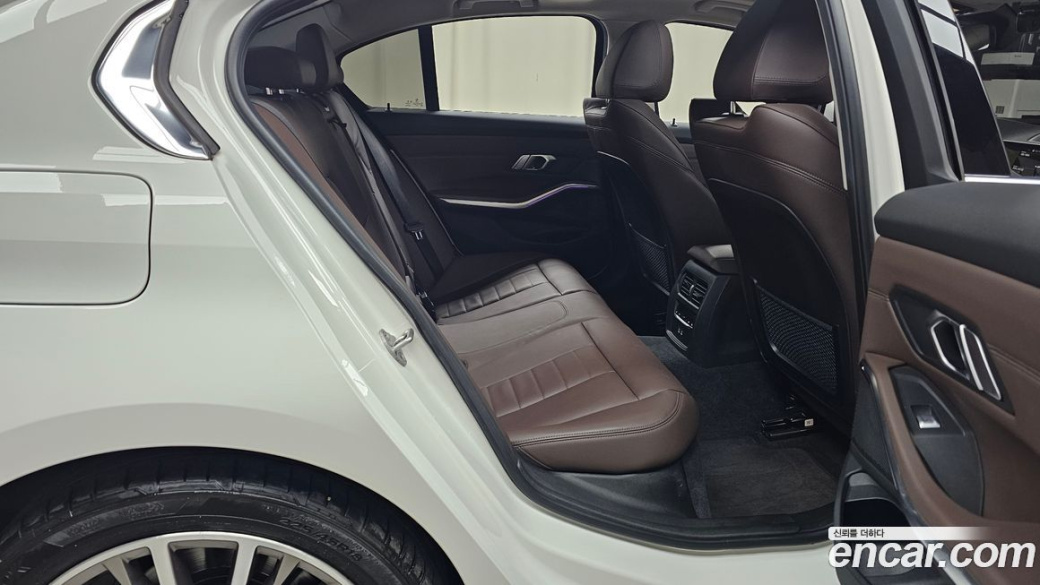BMW 3-Series 320i Luxury, 2022