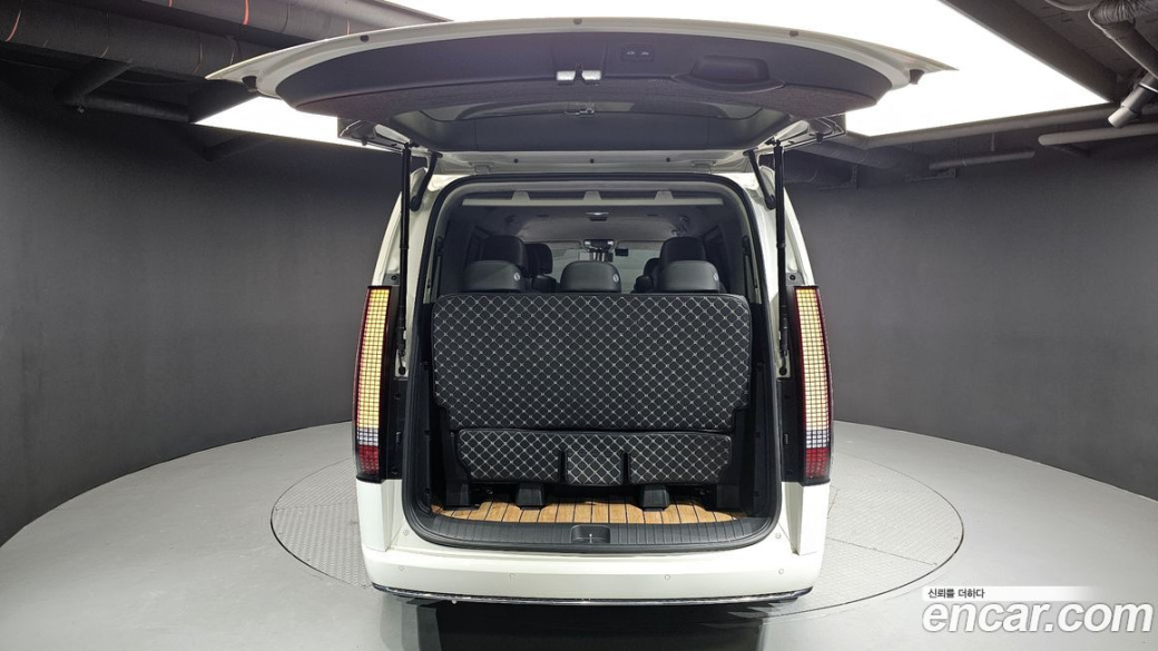 Hyundai Staria 4WD Lounge 9-Seater, 2024