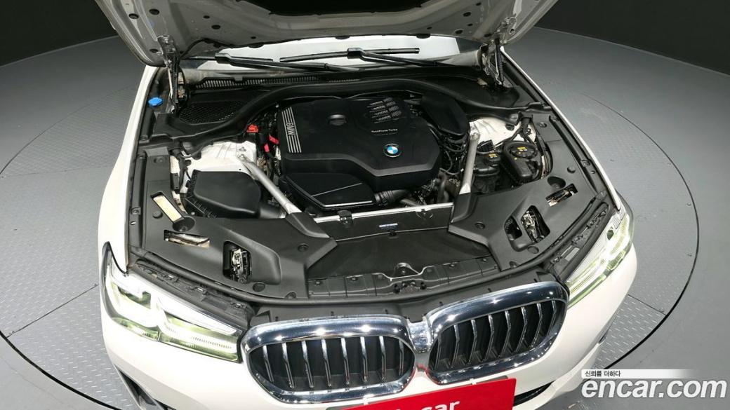 BMW 5-Series 520i Luxury, 2022