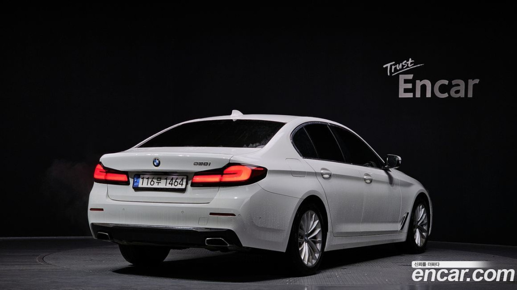 BMW 5-Series 520i Luxury, 2022