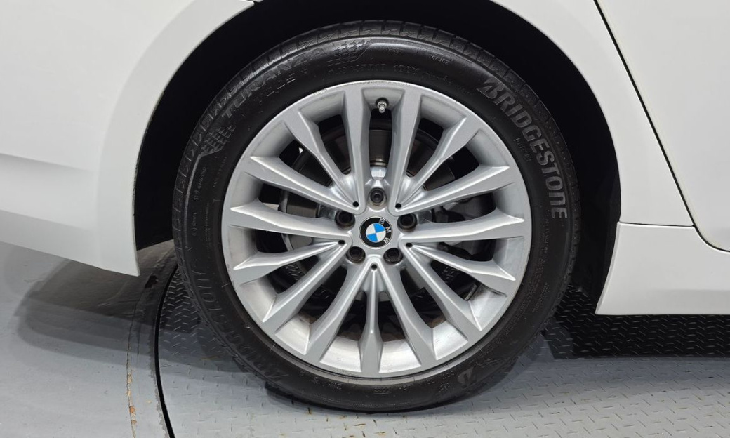 BMW 5-Series 520i Luxury, 2023