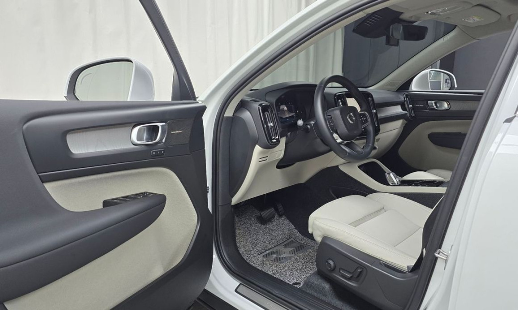 Volvo XC40 B4 Ultra Bright, 2025