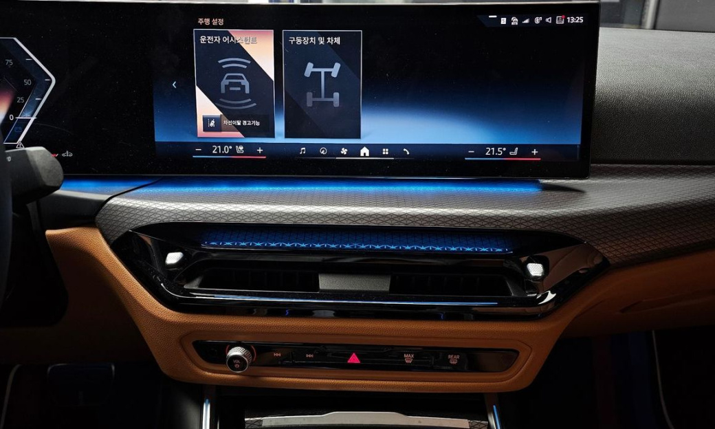 BMW 3-Series 320i M Sport, 2025