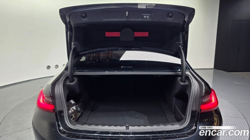 BMW 3-Series 320i Luxury, 2022