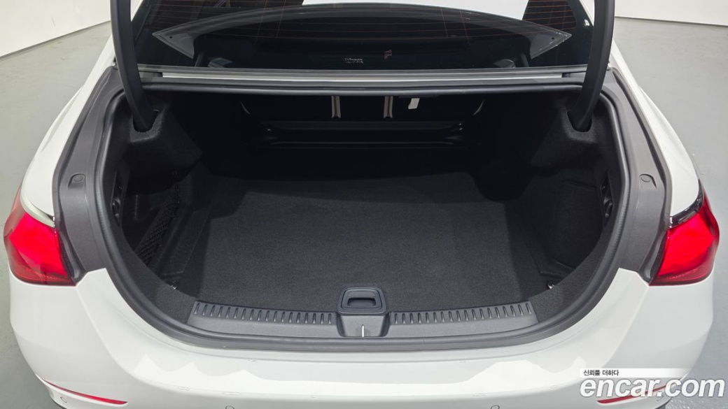 Mercedes-Benz E-Class E300 4MATIC AMG Line, 2025