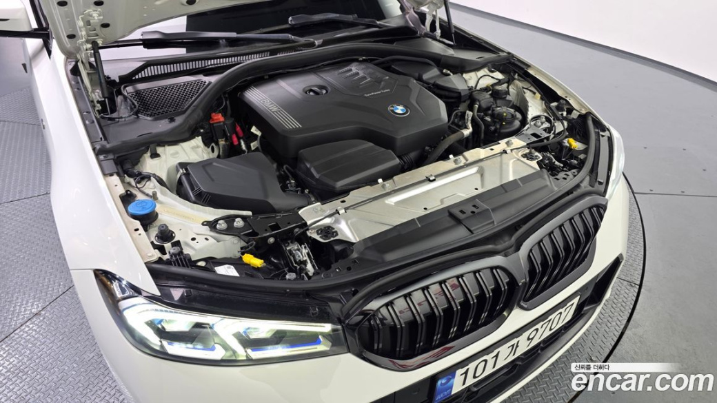 BMW 3-Series 320i Touring M Sports, 2023